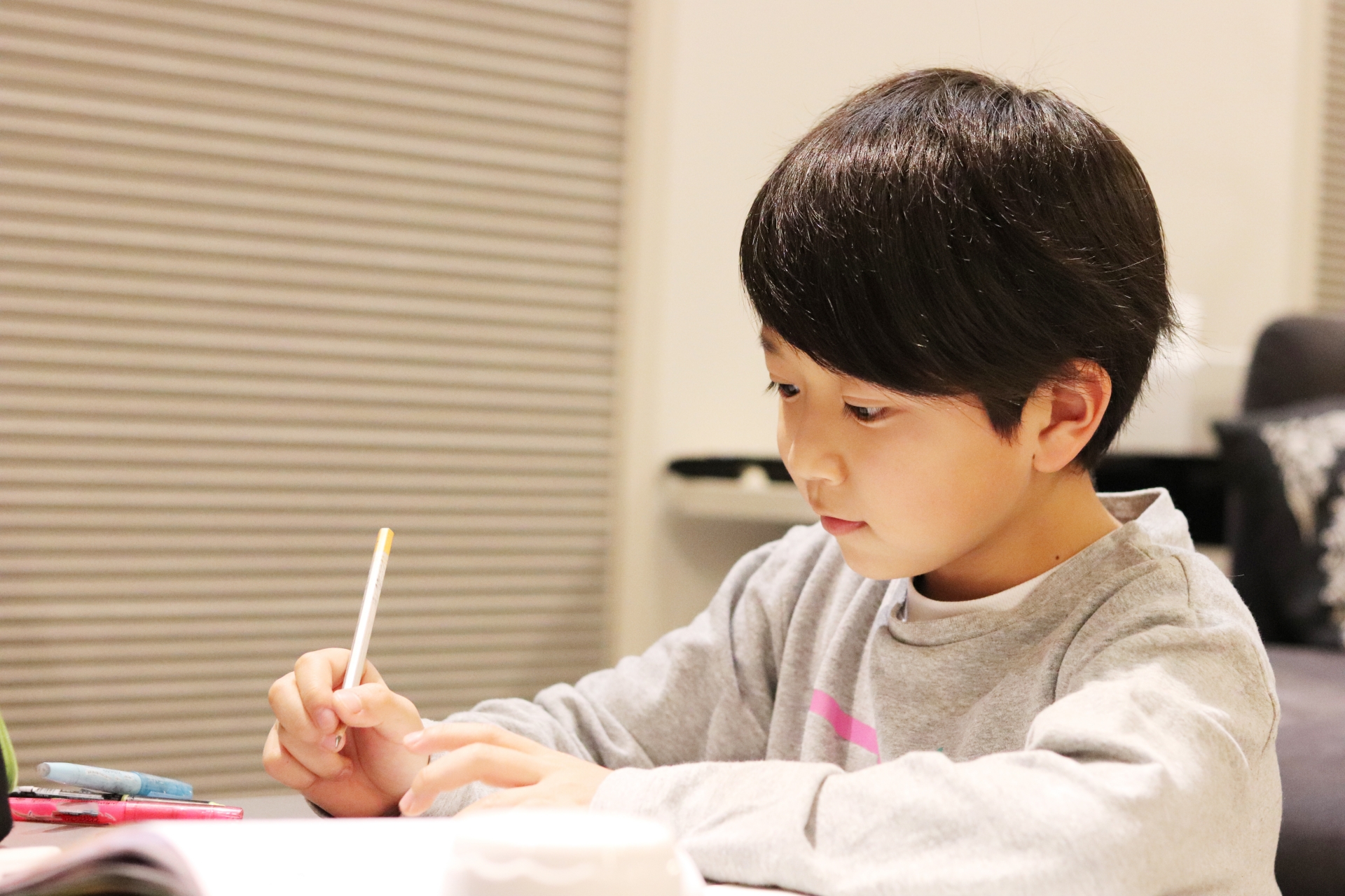 集中して勉強する生徒